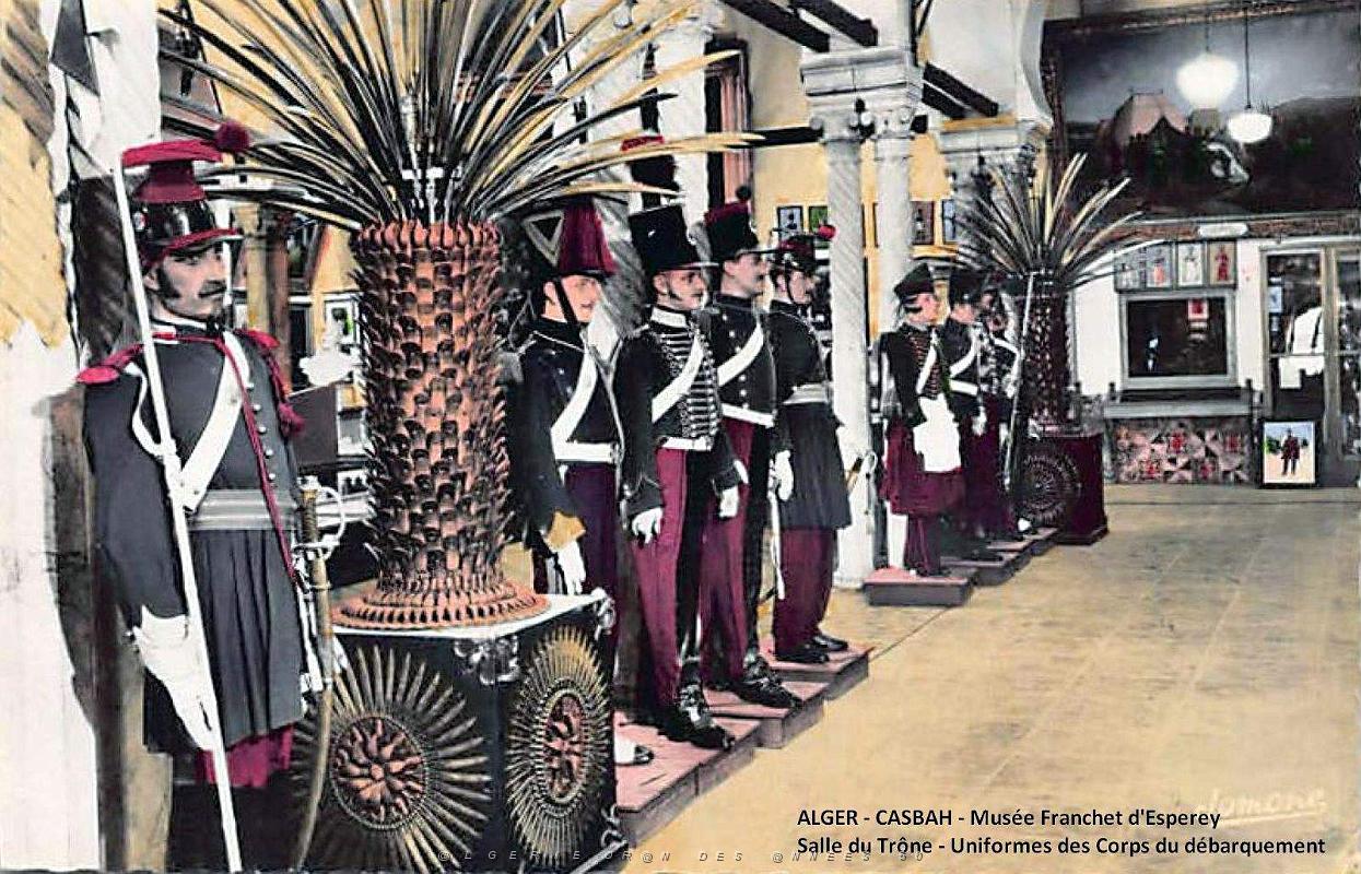 15- Alger - Salle du Trone - Uniformes des Corps du debarquement.jpg